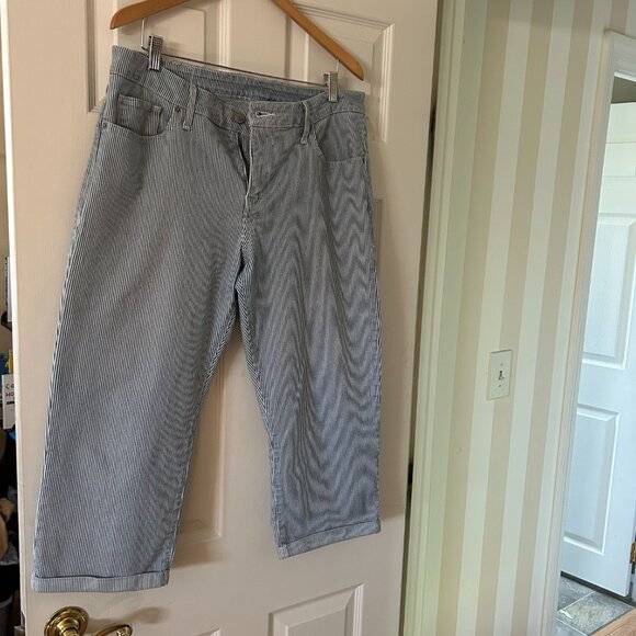 Ladies' Levi's striped knee-length (Bermuda) roll-cuff shorts, Size 16W - Picture 4 of 10